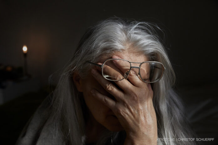 SENIORIN, RENTNERIN, RENTNER, PENSIONAERIN, PENSIONAER, HOHES ALTER, ALTERSARMUT, BEDUERFTIGKEIT, ARMSEIN, AERMLICHKEIT, NOT, FINANZIELLE NOT, MITTELLOSIGKEIT, GELDMANGEL, GELDNOT, HAARE, GRAUE HAARE, LANGE HAARE, HAND, BRILLE, LESEBRILLE, SYMBOLBILD, SYMB