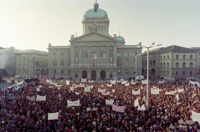 BUNDERAT, BUNDESHAUS, DEMONSTRATION, NICHTWAHL, CHRISTIANE, BRUNNER