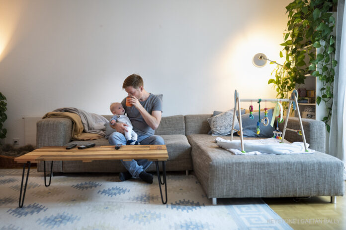 BABY, SAEUGLING, KLEINKIND, BEBE, KIND, SOHN, ELTERN, VATER, VATERSCHAFTSURLAUB, ELTERNZEIT, KINDERBETREUUNG, EHEMANN,