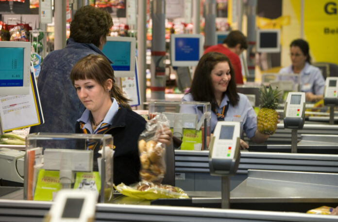 WETZIKON, ZUERICH, GESCHAEFT, LADEN, EINKAUFEN, FILIALE, DETAILHANDEL, WARENHAUSKETTE, COOP, ANGESTELLTE, KASSIERERIN, KASSE, KUNDIN, ANANAS,