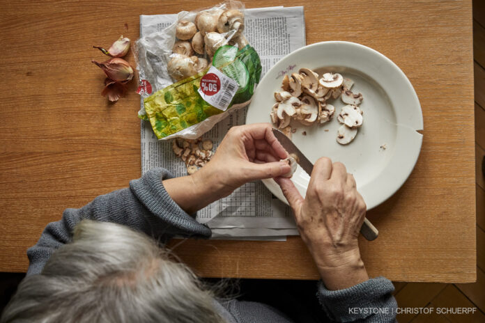 SENIORIN, RENTNERIN, RENTNER, PENSIONAERIN, PENSIONAER, HOHES ALTER, ALTERSARMUT, BEDUERFTIGKEIT, ARMSEIN, AERMLICHKEIT, NOT, FINANZIELLE NOT, MITTELLOSIGKEIT, GELDMANGEL, GELDNOT, HAARE, GRAUE HAARE, HAND, HAENDE, TELLER, TISCH, ZEITUNG, CHAMPIGNONS, PILZ