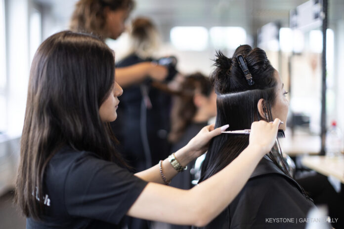 COIFFINA, LEHRE, BERUFSLEHRE, LEHRLING, LEHRTOCHTER, LEHRSTELLE, LERNENDE, BERUFSLERNENDE, AUSZUBILDENDE, AUSBILDUNGSPLATZ, COIFFEUR, COIFFEUSE, COIFFEURIN, FREISEURIN, FRISEUSE, FRISEUR, LEHRBETRIEB, SEKUNDARSTUFE II, DUALE AUSBILDUNG, BERUFLICHE GRUNDBIL