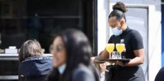 Bild von Service-Angestellten in Restaurant