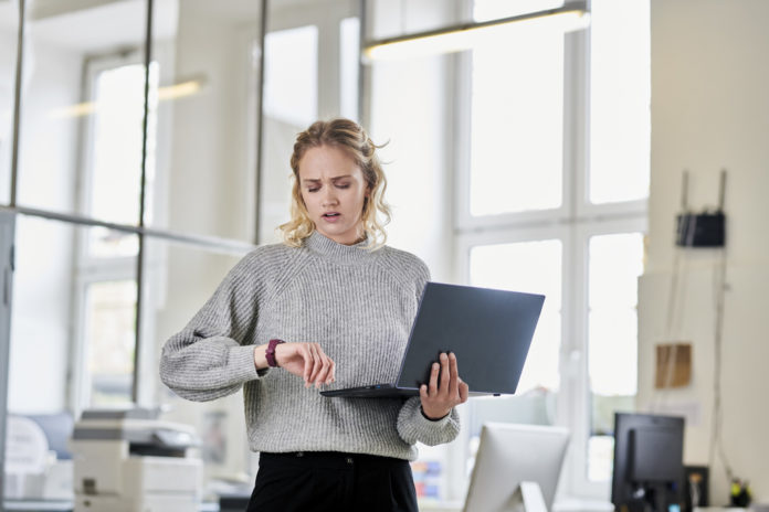 Armbanduhr,verstimmt,Verbindung,Work-Life-Balance,Computer,junge Erwachsene,Uhrzeit,Bueroangestellte,Termin,Routine,blond,Frau,20-25 Jahre,Geschaeftsleute,arbeiten,Problem,Europaeer,junge Frau,Buero,Freizeitkleidung,Deutschland,Alltag,Drahtlose Technologie